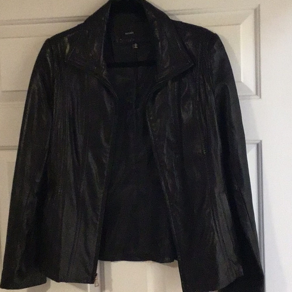 Avanti - cute black short leather jacket in excellent condition